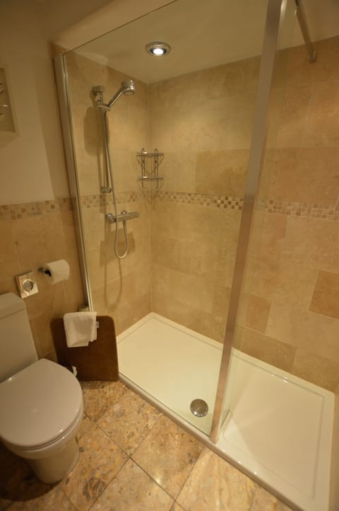 Deluxe Double Room | Bathroom | Combined shower/tub, free toiletries, hair dryer, towels