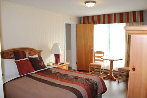 Cabin, 2 Bedrooms (Birch Cabin) | Desk, blackout drapes, iron/ironing board, free WiFi