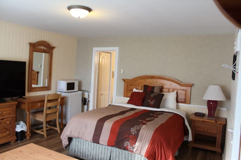 Cabin, 2 Bedrooms (Birch Cabin) | Desk, blackout drapes, iron/ironing board, free WiFi