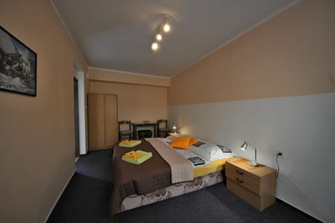 Basic Double Room (Room 2) | Desk, iron/ironing board, free WiFi