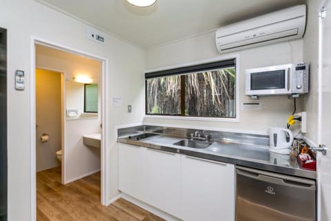 Premier Twin Room | Private kitchenette | Fridge, microwave, stovetop, coffee/tea maker