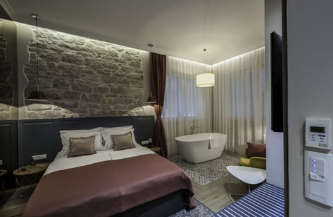 Deluxe Double Room, Bathtub | Premium bedding, free minibar items, desk, laptop workspace