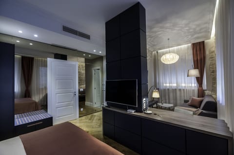 Deluxe Suite, Sea View | Premium bedding, free minibar items, desk, laptop workspace