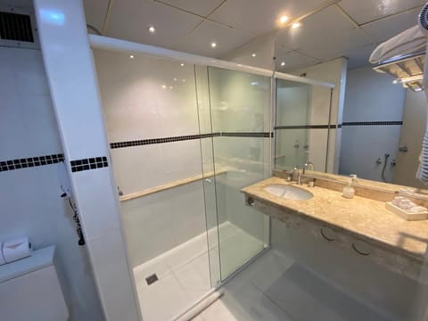 Superior Quadruple Room | Bathroom | Shower, free toiletries, hair dryer, towels