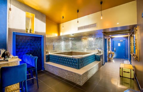 Luxury Penthouse, Multiple Beds, Hot Tub, River View | Deep soaking bathtub