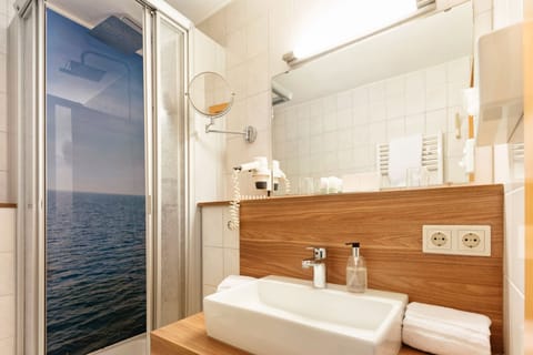 Kleines Doppelzimmer | Bathroom | Shower, free toiletries, hair dryer, slippers