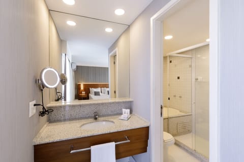 COBERTURA | Bathroom | Shower, free toiletries, hair dryer, towels