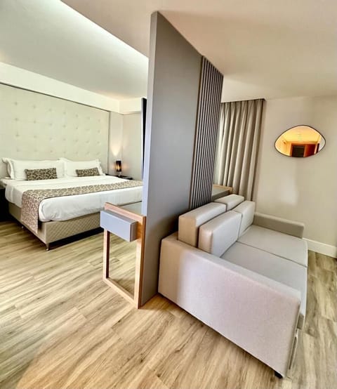 Exclusive Double Room | Minibar, in-room safe, desk, blackout drapes