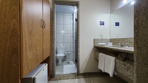 Standard Solteiro | Bathroom | Shower, free toiletries, hair dryer, towels