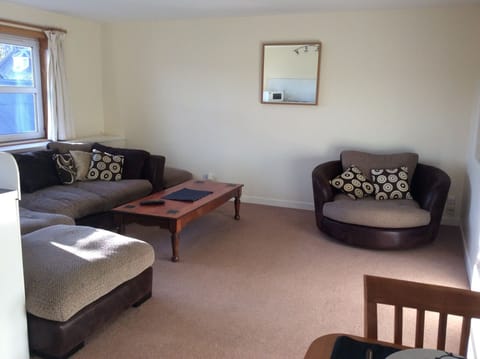 House, 2 Bedrooms | In-room dining