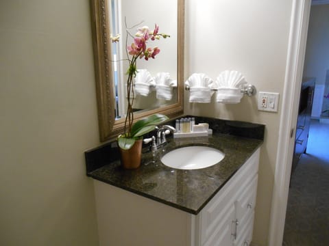 Deluxe Room, 1 King Bed | Bathroom sink