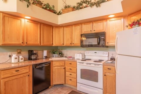 Deluxe Condo, 1 King Bed, Fireplace, River View | Private kitchen | Fridge, microwave, coffee/tea maker