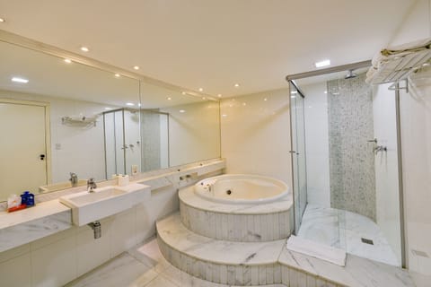 Suite Imperial | Jetted tub