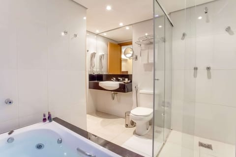 Executive Room | Bathroom | Shower, hair dryer, towels