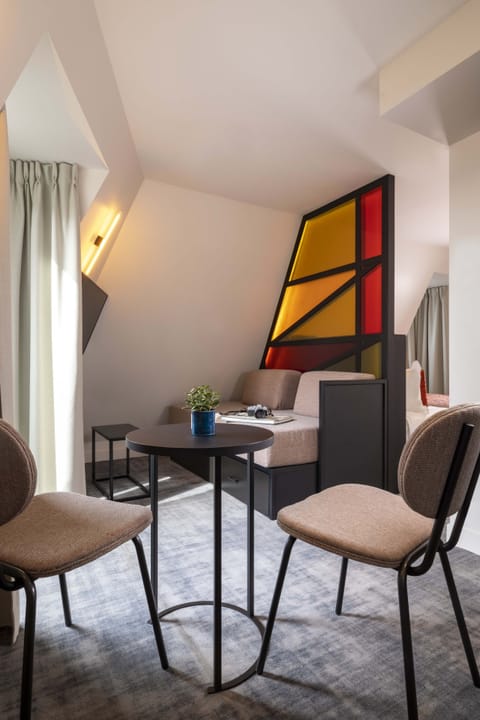 Junior Room (Tour Eiffel) | Living area | Flat-screen TV