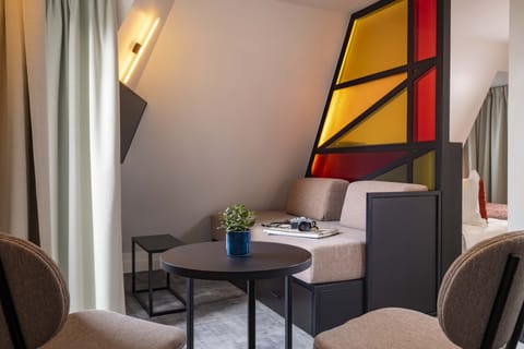 Junior Room (Tour Eiffel) | Living area | Flat-screen TV