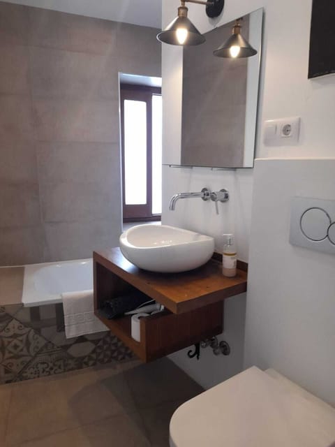 Family Suite, Private Bathroom | Bathroom