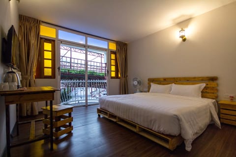 Deluxe Room, 1 King Bed, Balcony | Iron/ironing board, free WiFi