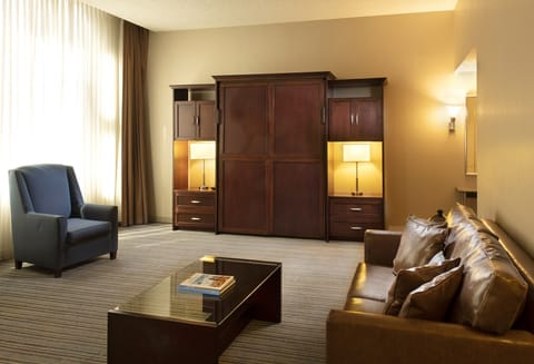 Suite (The Mayor) | Living area | 43-inch flat-screen TV with cable channels, TV