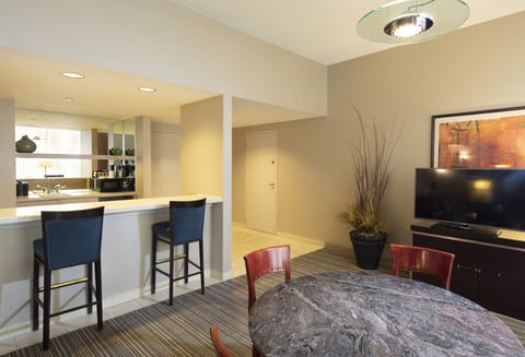 Suite (The Mayor) | Living area | 43-inch flat-screen TV with cable channels, TV