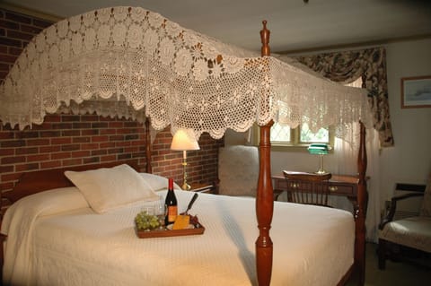 Deluxe Room, 1 Queen Bed | Premium bedding, pillowtop beds, individually furnished, desk