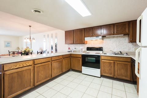 Condo, 3 Bedrooms, Ocean View | Private kitchen | Fridge, microwave, stovetop, dishwasher