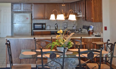 Condo, 3 Bedrooms, Ocean View | In-room dining