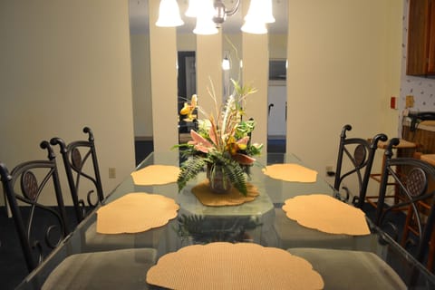 Condo, 3 Bedrooms, Ocean View | In-room dining