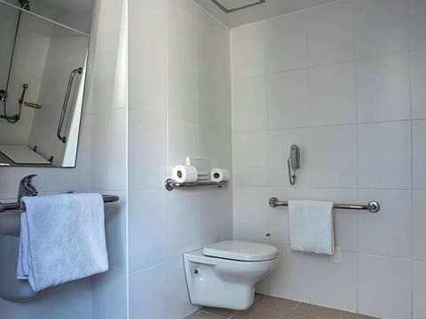 Adapted Superior Apartment, double bed | Bathroom | Shower, rainfall showerhead, eco-friendly toiletries, towels