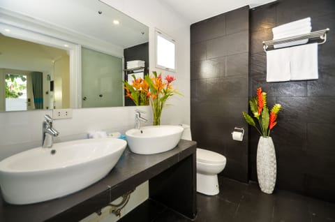 Superior Family Suite | Bathroom | Shower, rainfall showerhead, free toiletries, hair dryer