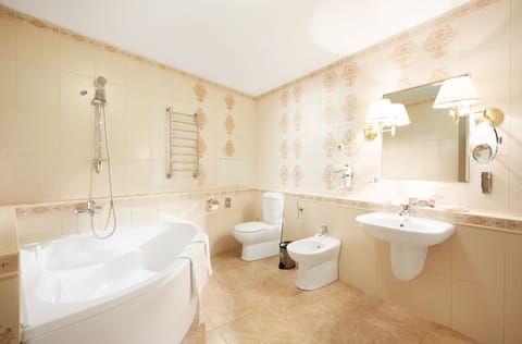 Suite, 1 Bedroom | Bathroom | Free toiletries, hair dryer, towels