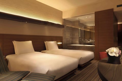 Club Room, 2 Twin Beds (Club Access) | In-room safe, desk, laptop workspace, blackout drapes