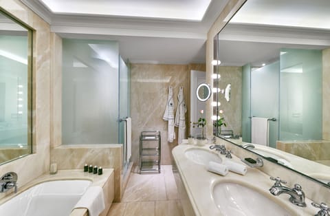 Deluxe Suite, 1 Bedroom | Bathroom | Combined shower/tub, towels