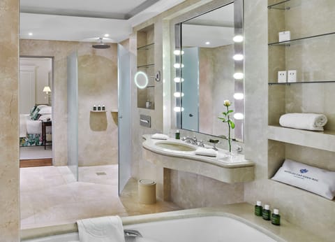 Junior Suite (Deluxe) | Bathroom | Combined shower/tub, towels