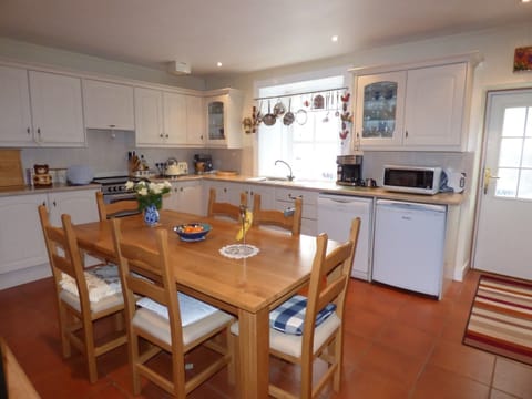 Cottage, 4 Bedrooms | In-room dining