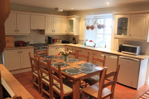 Cottage, 4 Bedrooms | Private kitchen | Fridge, microwave, oven, stovetop