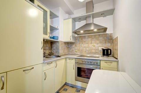 Studio, Balcony (4 people) | Private kitchen | Fridge, stovetop, coffee/tea maker, electric kettle