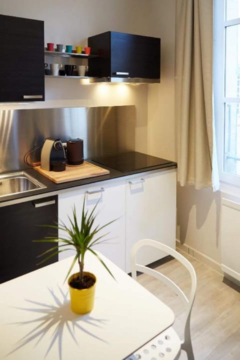 Deluxe Apartment, City View (2nd floor) | Private kitchen | Fridge, microwave, stovetop, coffee/tea maker