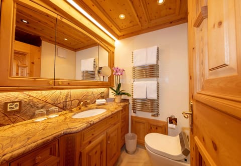 Family Suite | Bathroom | Eco-friendly toiletries, hair dryer, bathrobes, towels