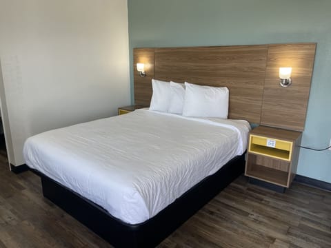 Desk, laptop workspace, soundproofing, free WiFi