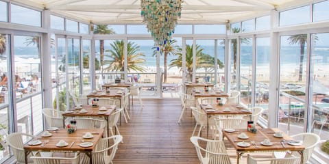 2 restaurants; breakfast and lunch served
