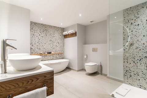 Sea View Suite | Bathroom | Separate tub and shower, free toiletries, hair dryer, bathrobes