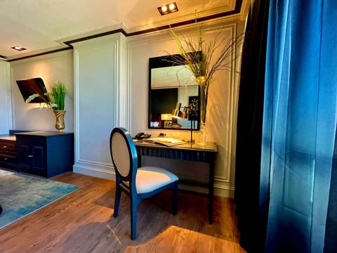 Premier Room | Minibar, in-room safe, desk, blackout drapes