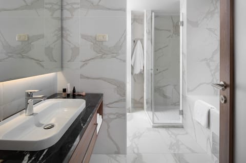 Superior Double Room, 1 King Bed | Bathroom | Shower, free toiletries, hair dryer, towels