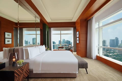 Club Suite, 1 King Bed, City View (Mayfair) | Premium bedding, minibar, in-room safe, desk