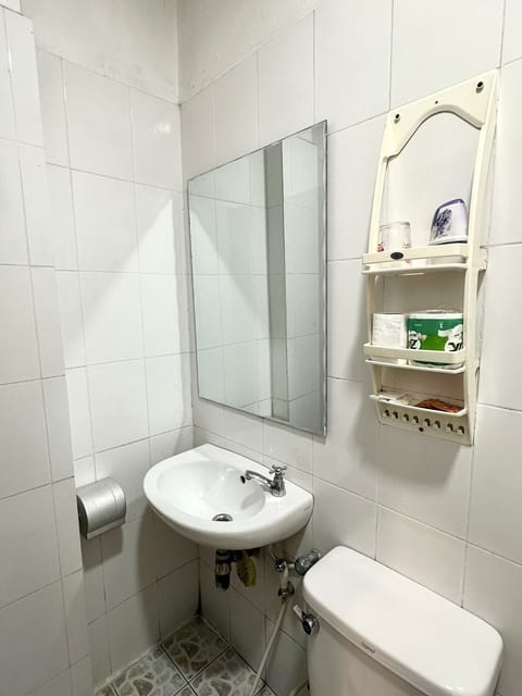 Triple Room | Bathroom | Shower, free toiletries, hair dryer, slippers