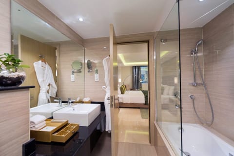  Business Superior Suite  | Bathroom | Shower, rainfall showerhead, free toiletries, hair dryer