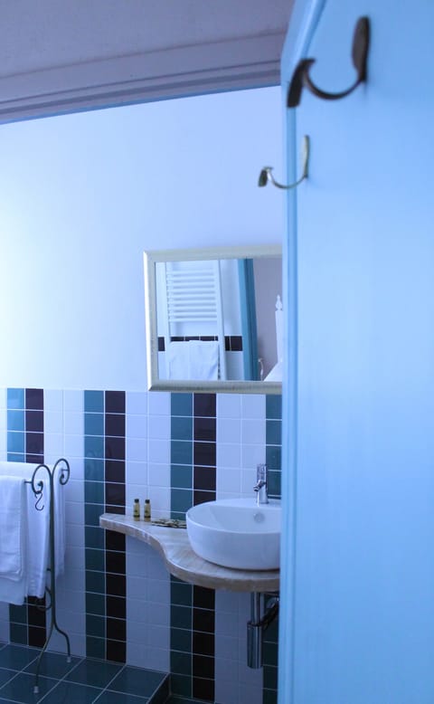 Standard Double Room | Bathroom sink