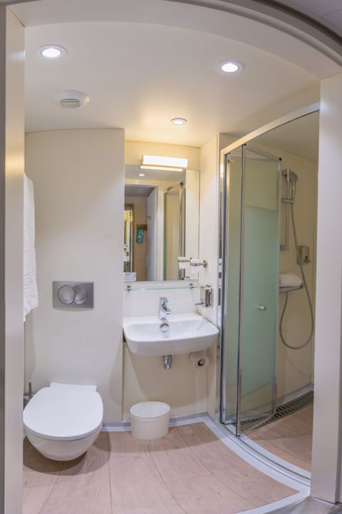 Privilege Double Room | Bathroom | Shower, rainfall showerhead, hair dryer, towels