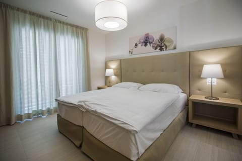 2 bedrooms, Frette Italian sheets, premium bedding, down comforters